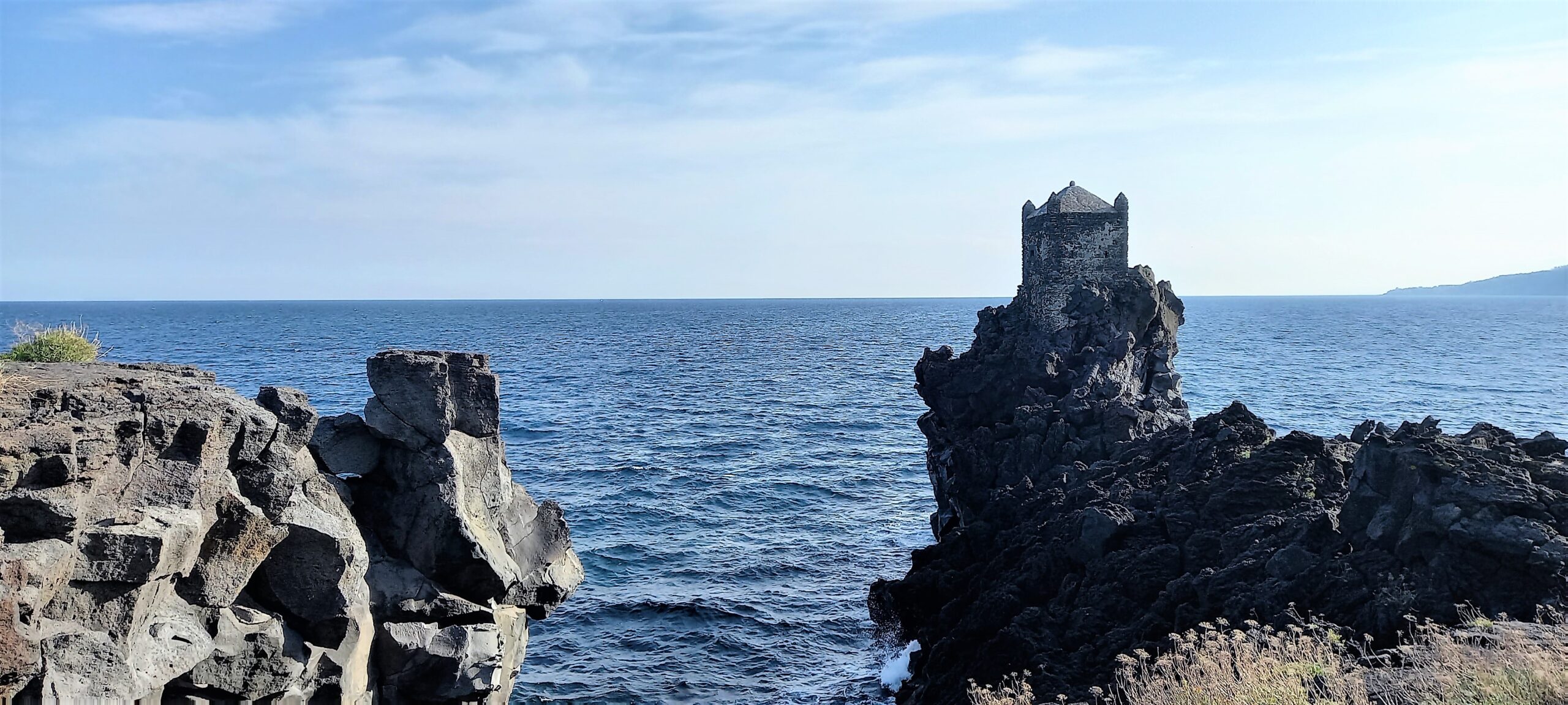 pietra lavica terra d'amare sicilia isola mediterranea sicily needs love vibrant world